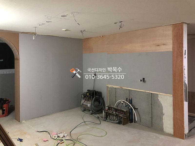 마감 디테일을 잡기 위해 사용되는 수공구와 보조 기기