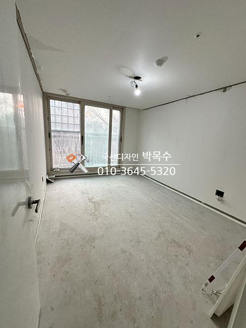 창호 너머 빛이 들어오는 마감 전의 빈 방