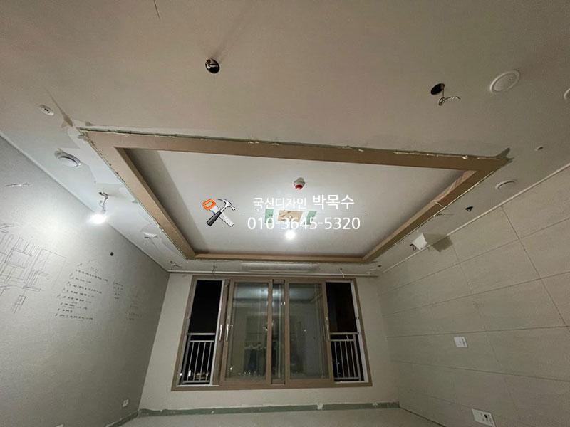 천장 베이직 프레임과 조명 설치 과정