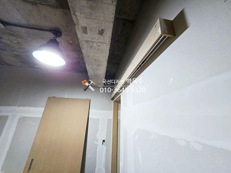 흰색 도배 작업이 진행 중인 빈 벽과 문