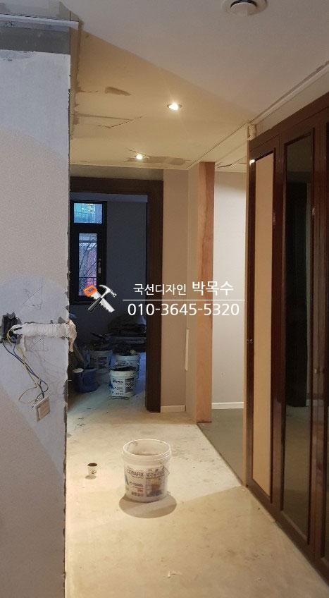 천장 조명 설치 중인 벽면과 바닥의 모습