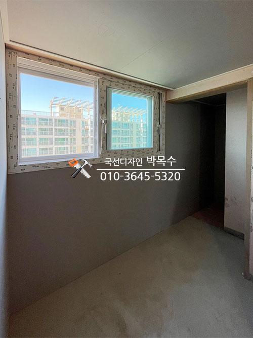 흰색 프레임의 창호와 콘크리트 바닥