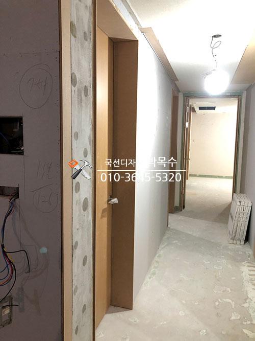 전등 설치와 함께 라인을 잡고 있는 복도