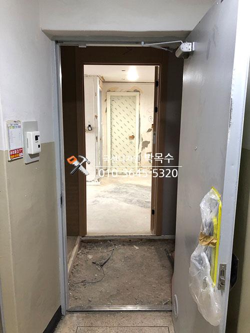 베이지와 화이트로 분할된 벽면과 전기 스위치