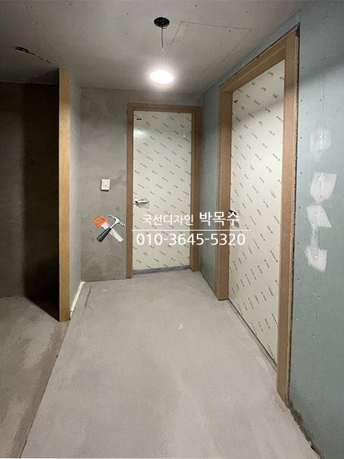 도배 마감 후 문틀과 스위치 위치를 확인하는 복도