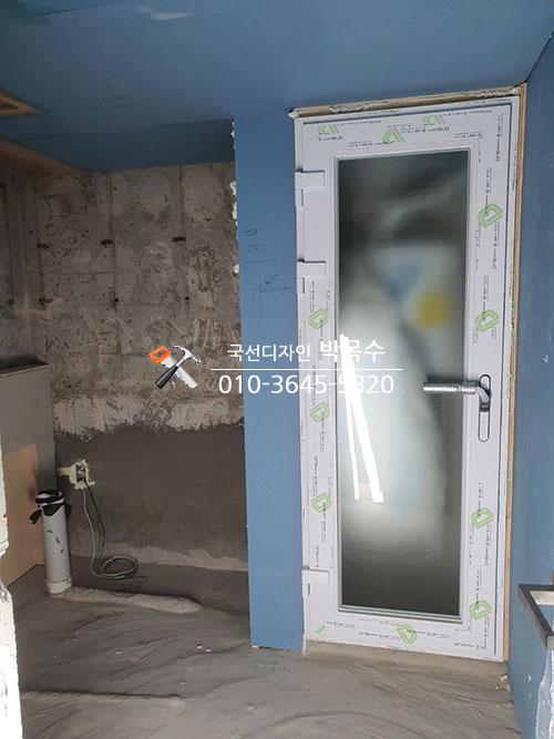 도어 주변의 목공 작업 모습