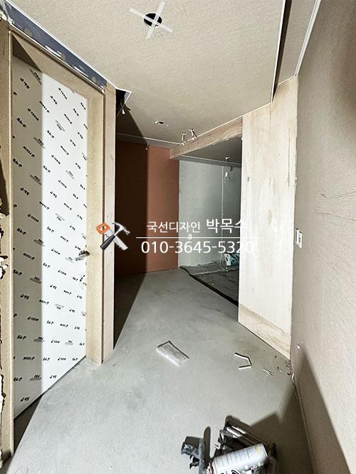 천정 보드가 설치되고 있는 통로