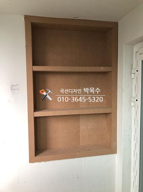 방수석고 마감 후 설치된 갈색 계열의 벽장