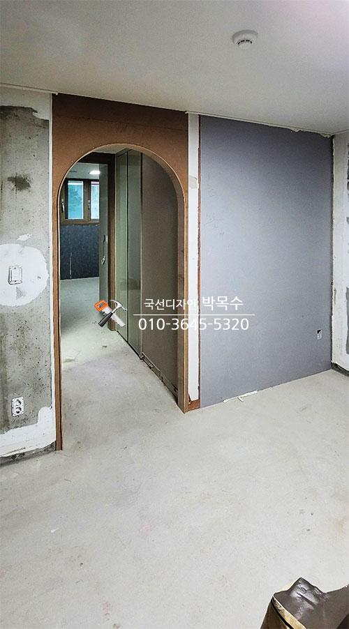 아치형 문틀이 설치된 복도 공간