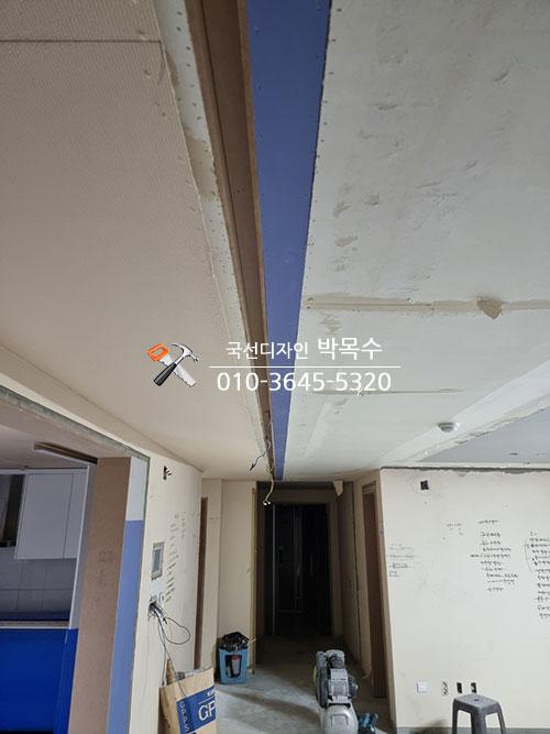 마감 작업을 위해 사용된 수공구와 소형 기기