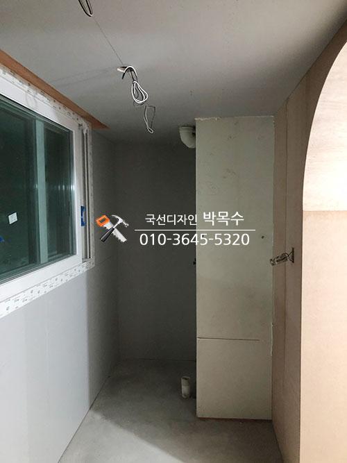 전선 정리와 도어 설치가 완료된 복도 공간