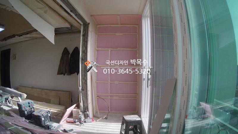 디테일한 마감을 위해 수공구를 사용하는 모습