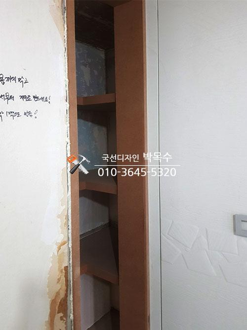 수납장 내부 구조를 잡고 있는 모습