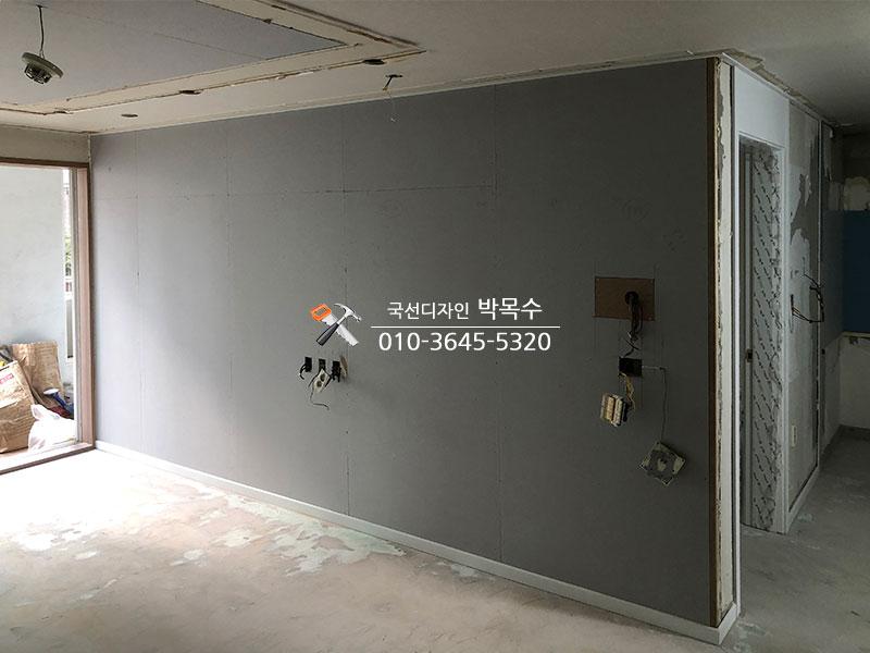 전기 소켓과 전선이 노출된 회색 마감의 벽면