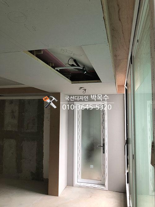 천장 내부 구조물이 드러난 실내 공간