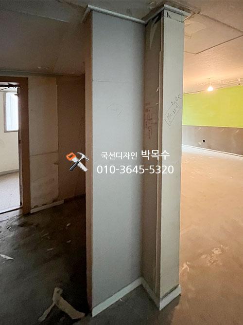 흰색 보드판이 설치된 내부 구조물 모습