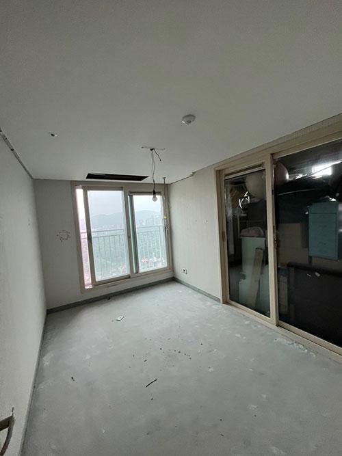 배관 노출 상태에서 수평을 맞추는 빈 공간
