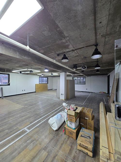흰색 도배 마감과 창호 근접 부분이 보이는 공간