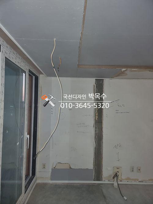 천장 개방 후 노출된 전선과 벽면 상태