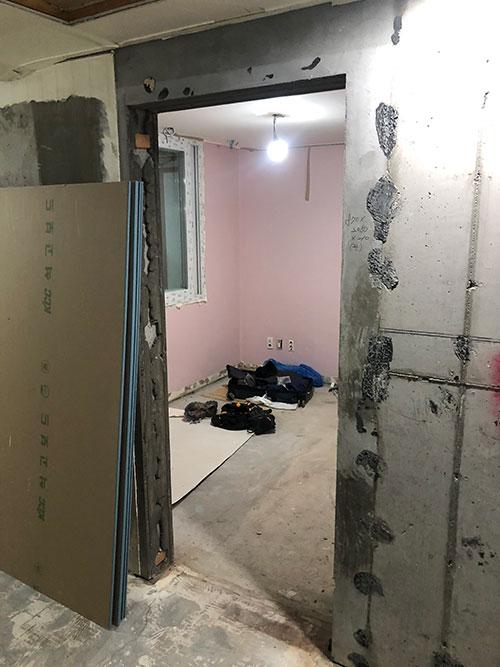 창문과 벽면이 만나는 지점의 시공 상태