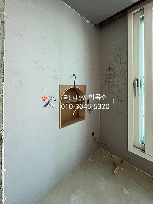 벽면 페인트 작업 후 설치된 나무 받침대