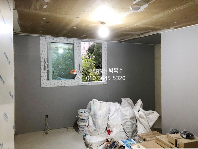 보드 부착 후 이음매를 정리하는 마감 단계