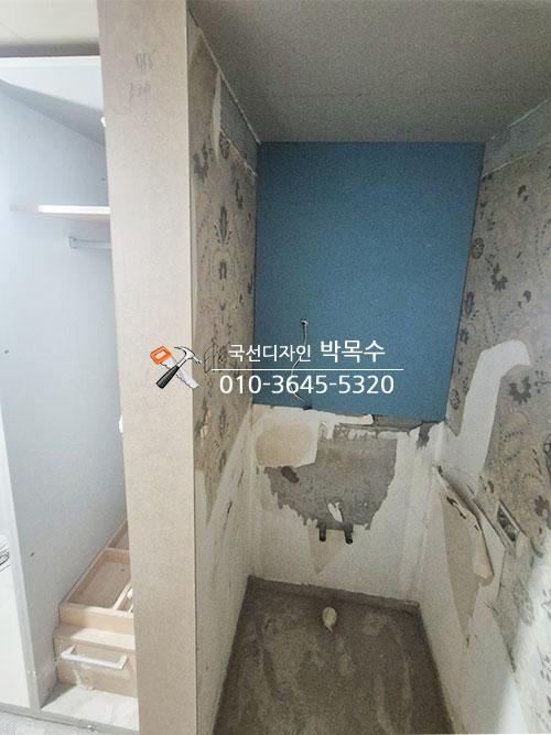 벽지가 제거된 상태에서 흰색 마감재로 면을 잡는 과정