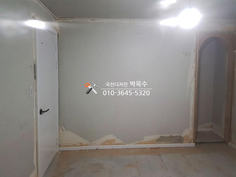 벽과 바닥 접합부에 흰색 테두리를 마감한 모습