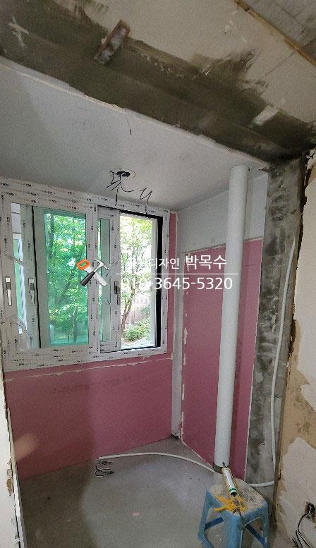 벽면 보드 작업 중인 창가 모습