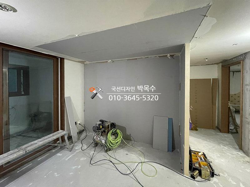 자재 수평을 맞추기 위한 수공구 작업 모습
