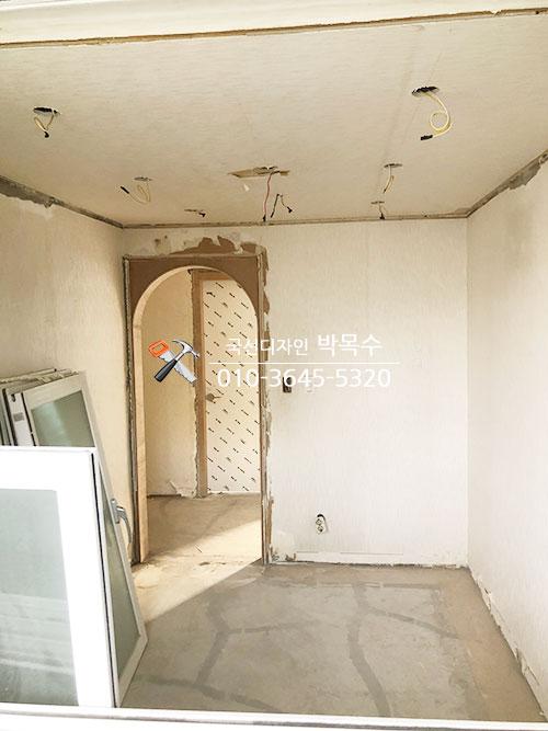 전선이 노출된 방 내부와 창호