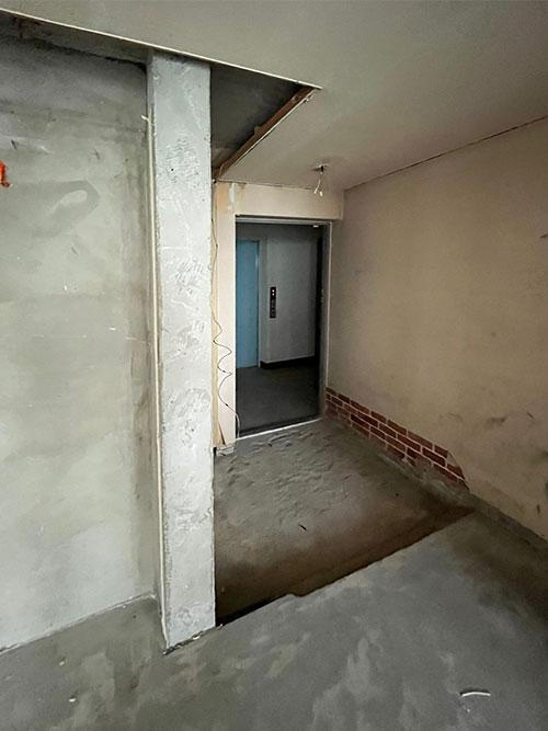 노출된 콘크리트와 벽돌이 보이는 복도 입구의 시작