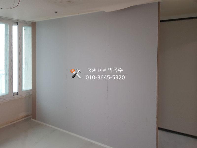 화이트 벽면과 슬라이딩 창호가 설치된 방 내부