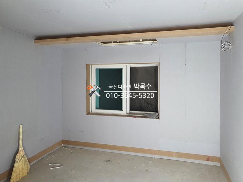 흰색으로 마감된 벽면과 회색 콘크리트 바닥의 방