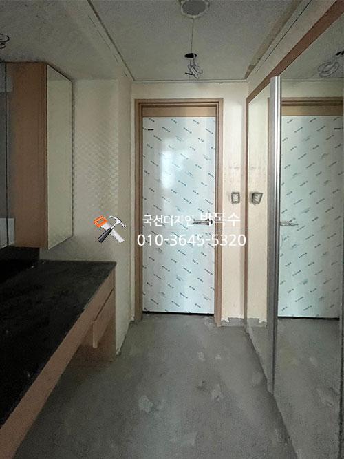 흰색 패턴 도어가 설치된 복도