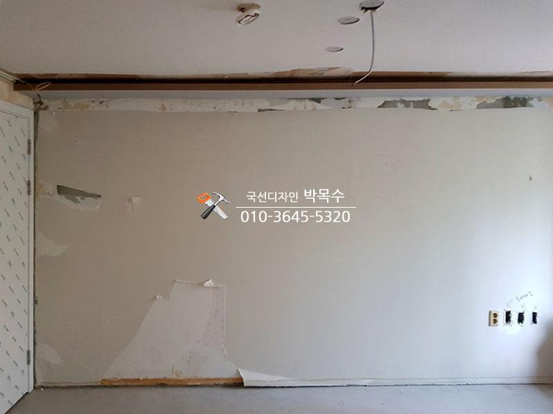 전등 구멍과 전선이 노출된 천장 평탄화 전 모습