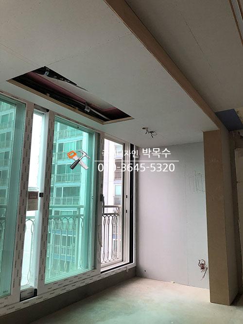 창호 주변의 천장 구조물 시공 과정