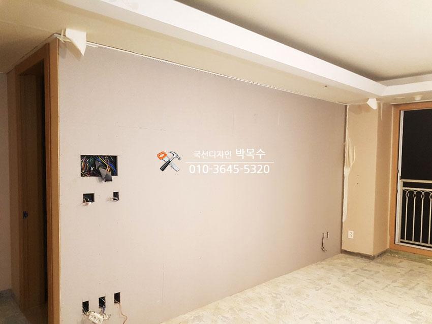 벽면 석고 작업과 맞물린 전기 박스 설치 모습