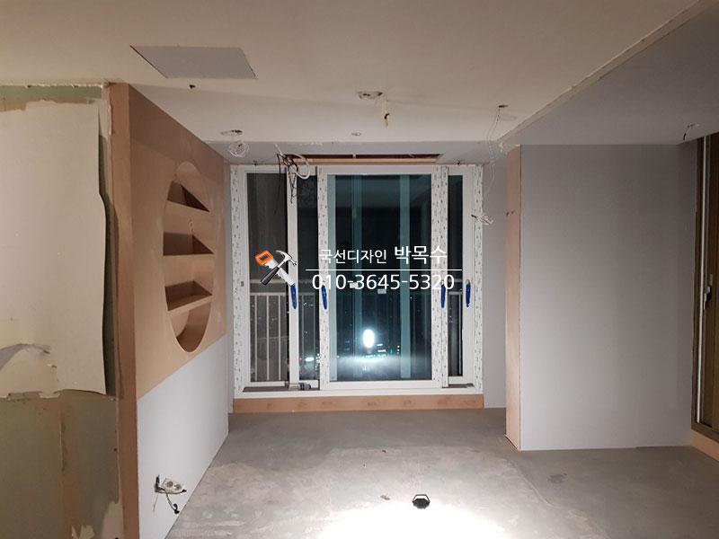 콘크리트 바닥과 전선이 노출된 창호 근접 구역