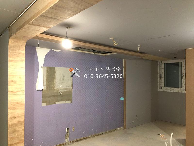 파란색 도배지가 시공 중인 벽면과 천장 구조물
