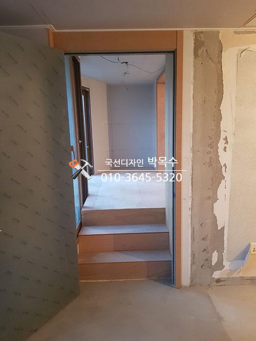 문틀과 계단 구조가 보이는 복도 벽면