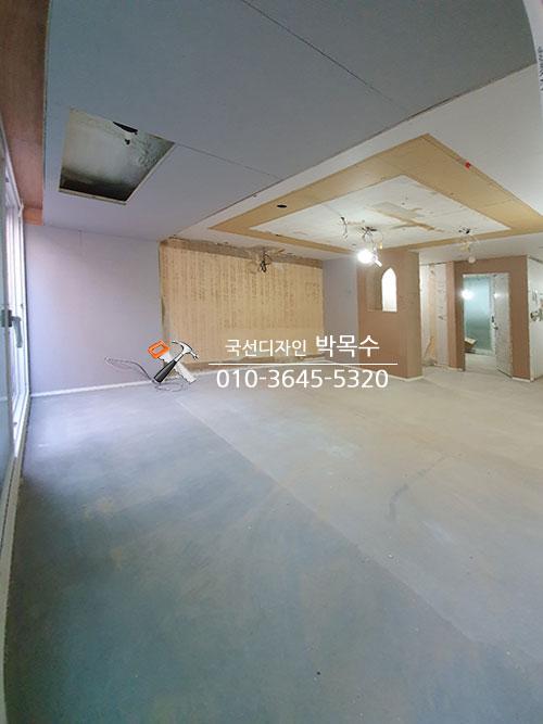 공간 전경과 함께 보이는 수공구