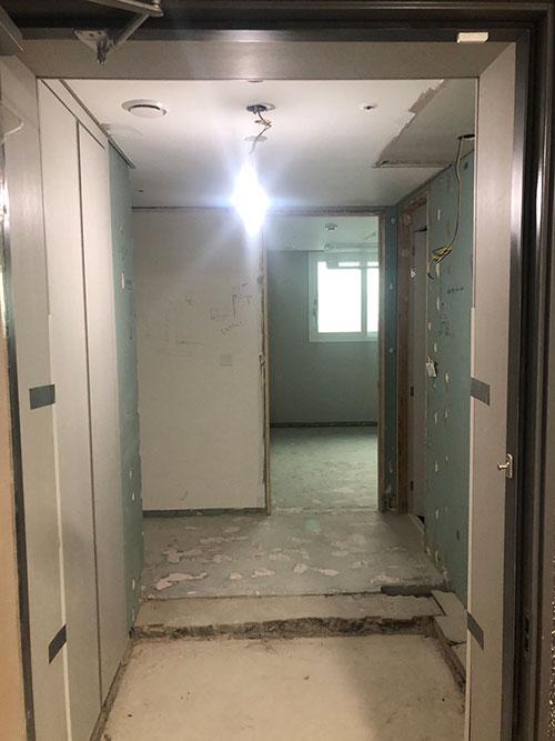 전선이 노출된 복도 천장과 벽면