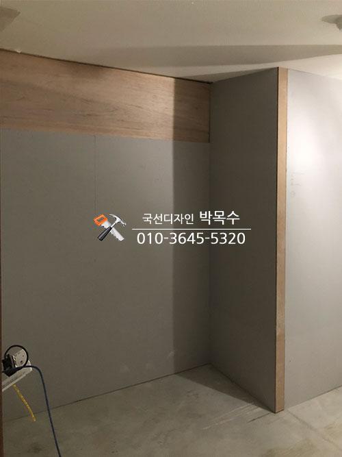 전기 소켓과 파이프가 보이는 벽면