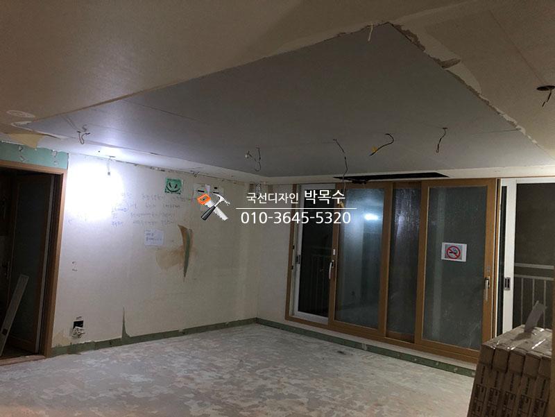 천장 철거 후 전선이 노출된 방 내부