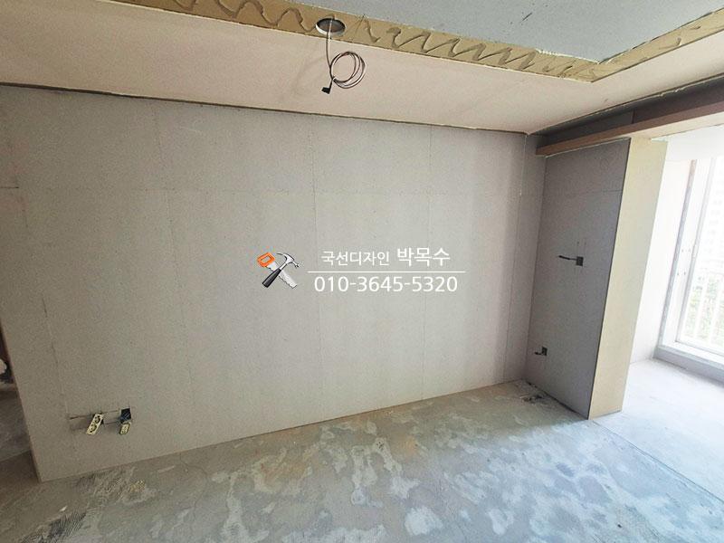전기 소켓이 설치된 벽면과 천장 마감 단계