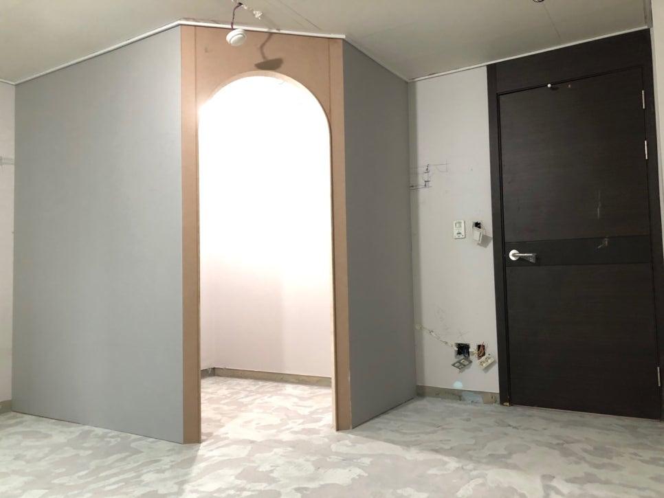 베이지색 벽면과 아치형 구조의 조화