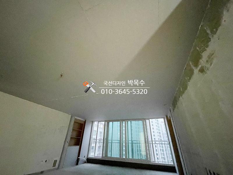 마감재 설치 전의 방 내부 창가 모습