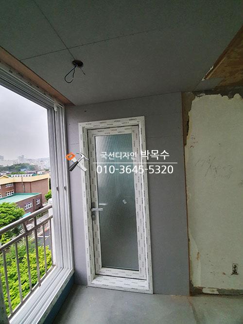 벽면 전체에 밀착 시공 중인 단열재