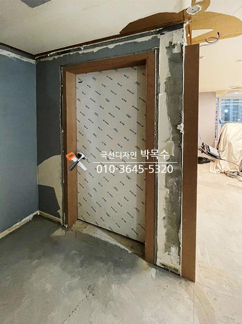문틀과 벽 사이 보강재가 적용된 모습